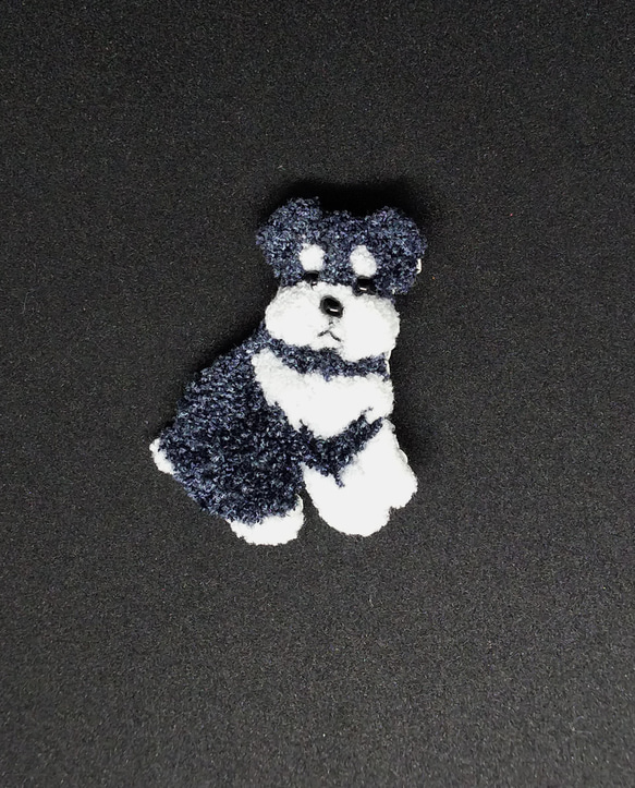 【受注製作】ミニチュア・シュナウザーの刺繍ブローチ　犬 5枚目の画像