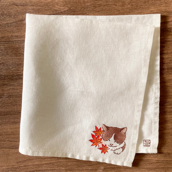 【受注制作】『紅葉とハチワレ猫』の手描きリネンハンカチオフホワイト 4枚目の画像