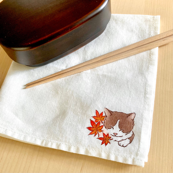 【受注制作】『紅葉とハチワレ猫』の手描きリネンハンカチオフホワイト 2枚目の画像