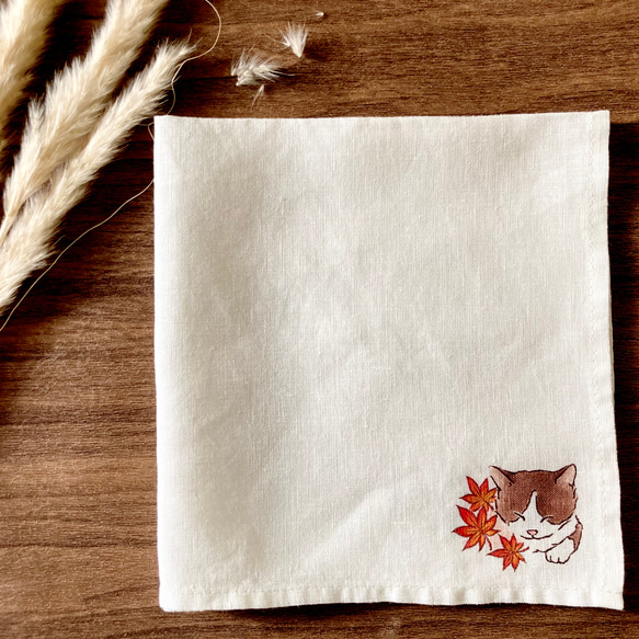 【受注制作】『紅葉とハチワレ猫』の手描きリネンハンカチオフホワイト 5枚目の画像