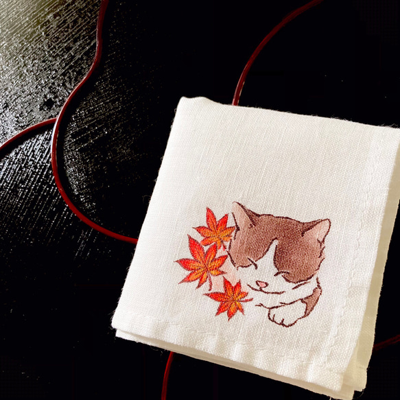 【受注制作】『紅葉とハチワレ猫』の手描きリネンハンカチオフホワイト 3枚目の画像