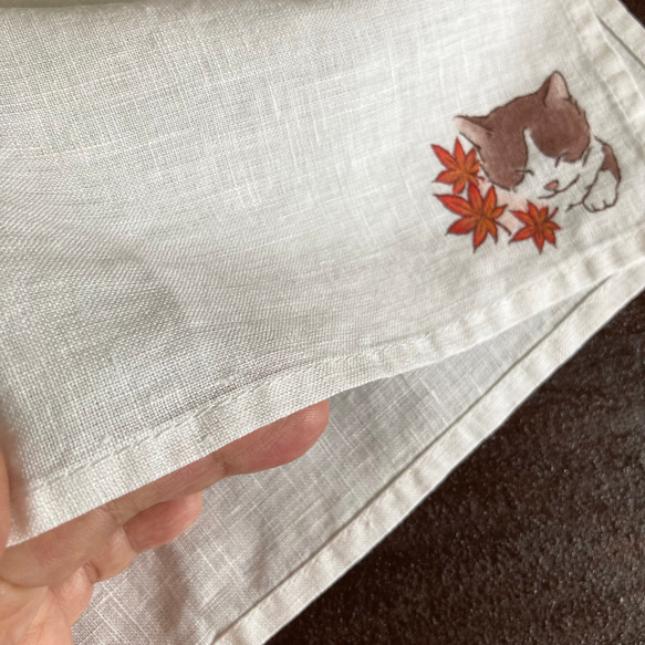 【受注制作】『紅葉とハチワレ猫』の手描きリネンハンカチオフホワイト 6枚目の画像
