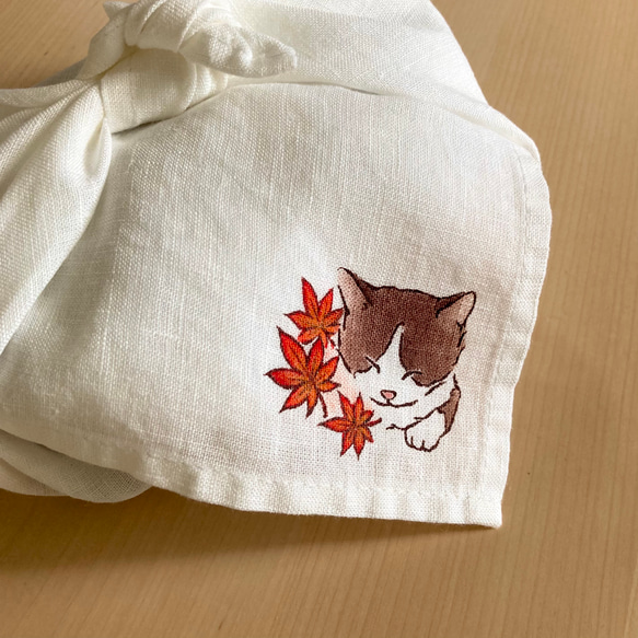【受注制作】『紅葉とハチワレ猫』の手描きリネンハンカチオフホワイト 1枚目の画像
