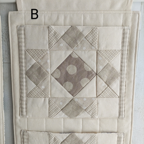 スッキリ壁掛け収納】パッチワークの3段ウォールポケット☆モノトーン