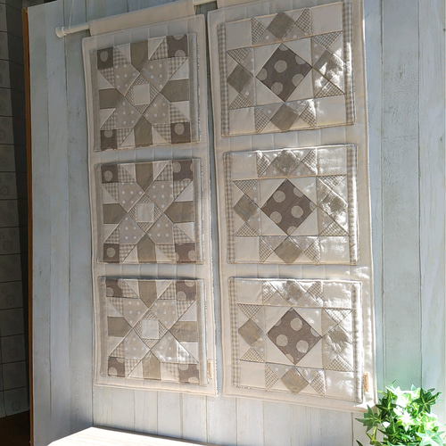 スッキリ壁掛け収納】パッチワークの3段ウォールポケット☆モノトーン