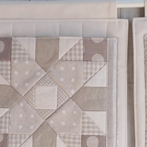 スッキリ壁掛け収納】パッチワークの3段ウォールポケット☆モノトーン