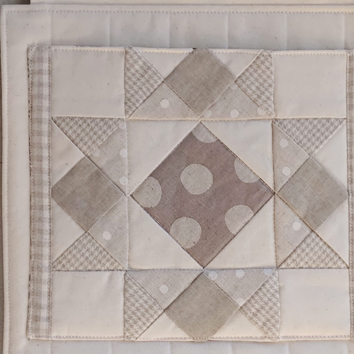 スッキリ壁掛け収納】パッチワークの3段ウォールポケット☆モノトーン