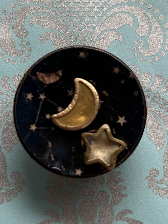 ビンテージ素材のロマンティックな月と星の帯留め「久遠のカリスマ」 1枚目の画像