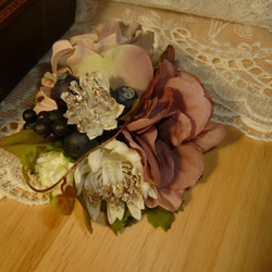 バラとアネモネ・アストランティアのコサージュ（髪飾り）モーブピンク・白 3枚目の画像