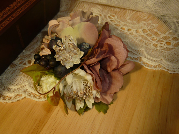 バラとアネモネ・アストランティアのコサージュ（髪飾り）モーブピンク・白 3枚目の画像