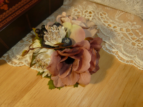 バラとアネモネ・アストランティアのコサージュ（髪飾り）モーブピンク・白 2枚目の画像