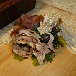 バラとアネモネ・アストランティアのコサージュ（髪飾り）モーブピンク・白 4枚目の画像