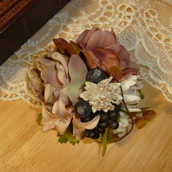 バラとアネモネ・アストランティアのコサージュ（髪飾り）モーブピンク・白 1枚目の画像