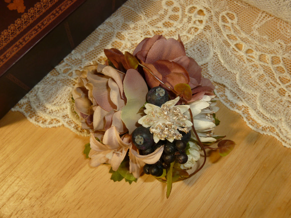 バラとアネモネ・アストランティアのコサージュ（髪飾り）モーブピンク・白 1枚目の画像