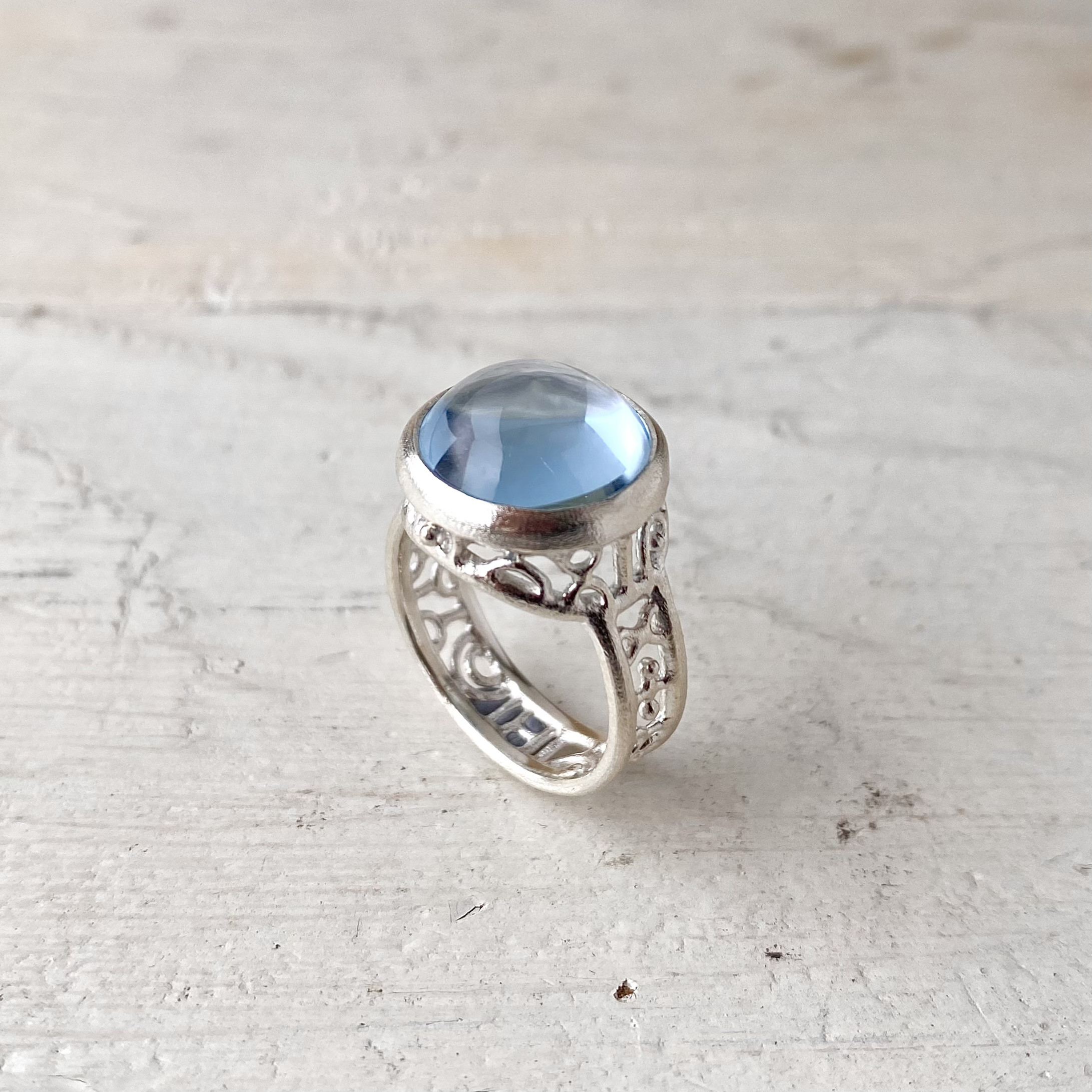 スカイブルートパーズの指輪