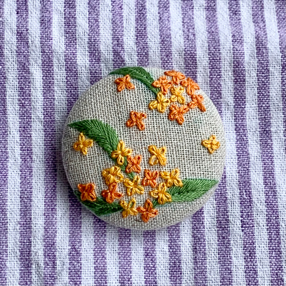 刺繍ブローチ/ヘアゴム　金木犀（生成り） 1枚目の画像