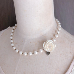 シンプルな白薔薇パールネックレス ネックレス・ペンダント