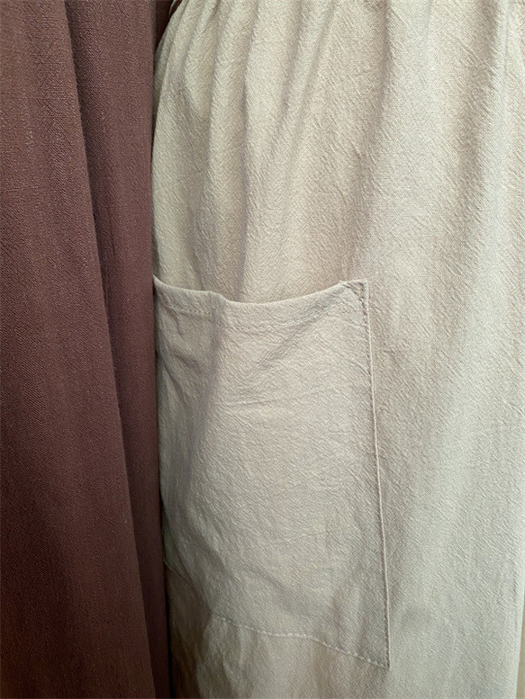 ベージュ　肩紐スリル　裾スリル　バックストラップ　ポケット付き　ワンピース　レディースエプロン　 3枚目の画像