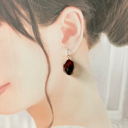 ボルドーのイヤリング／ピアス 金具変更可 揺れる ブラック 黒 鉱石