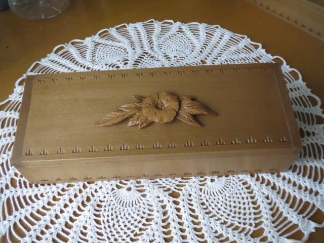 木彫りの蓋付きフリーケース★ノウゼンカズラ（榀の木）★材質箱朴ノ木・ｻｲｽﾞ230x80x前40x後60㎜