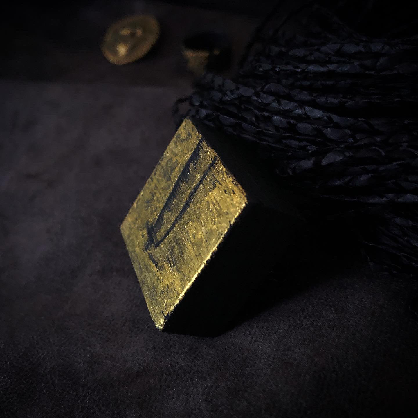 black&goldデザインブローチ