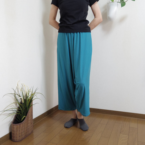 きれいなドレープのゆったりサルエルパンツ・ブルーグリーン