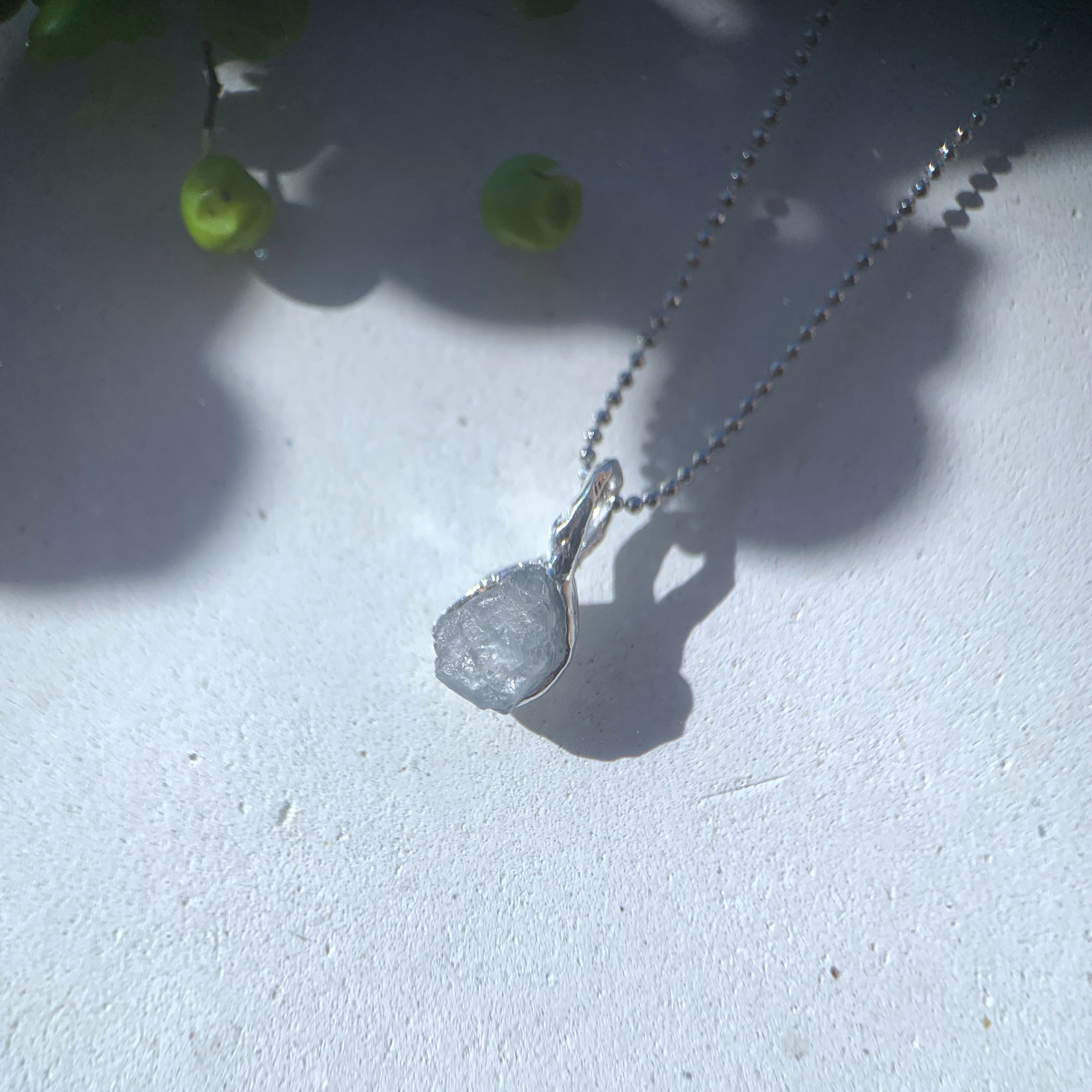 サファイアの原石のひとつぶネックレス　a