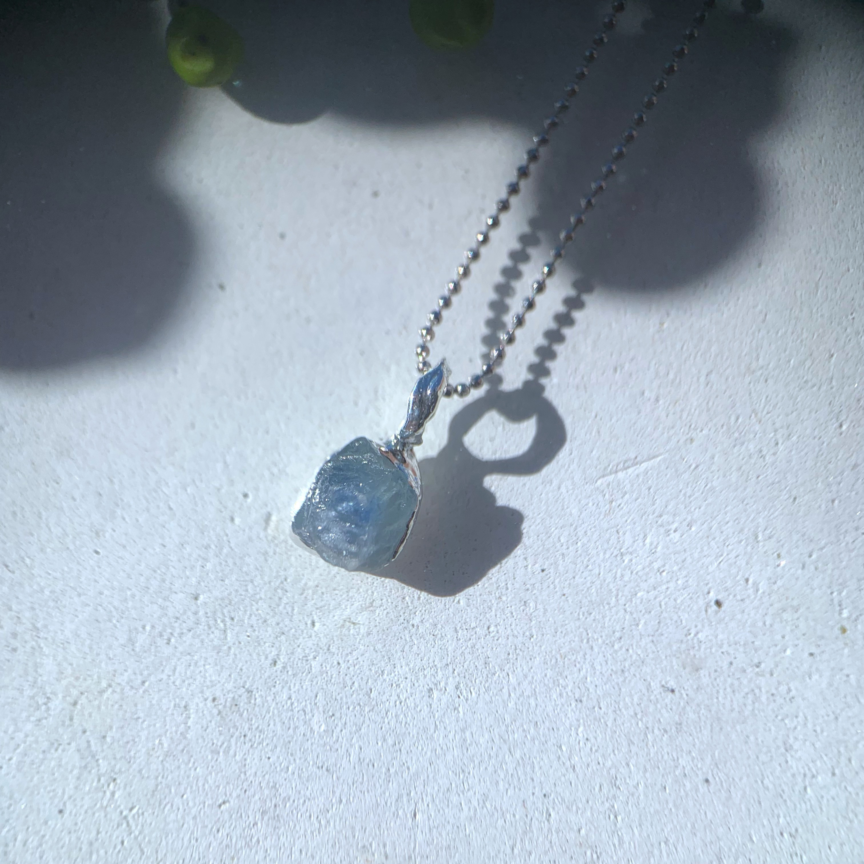 サファイアの原石のひとつぶネックレス　b