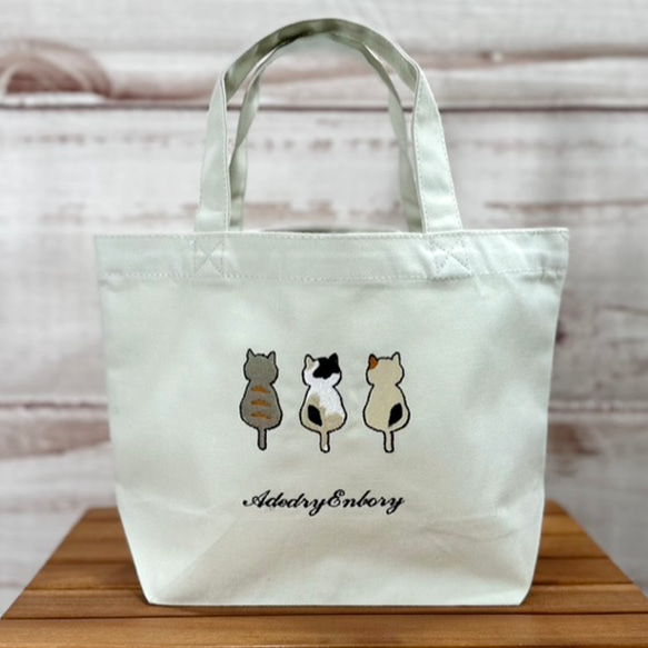 【送料無料】3匹の猫シルエットのワンポイント刺繍のキャンバスミニトートバッグ 1枚目の画像