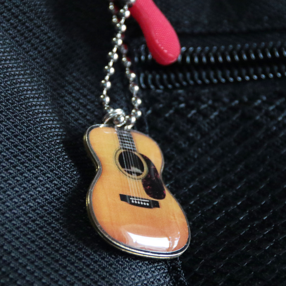 【名入れ無料】マーティン アコースティックギター キーホルダー 2枚目の画像