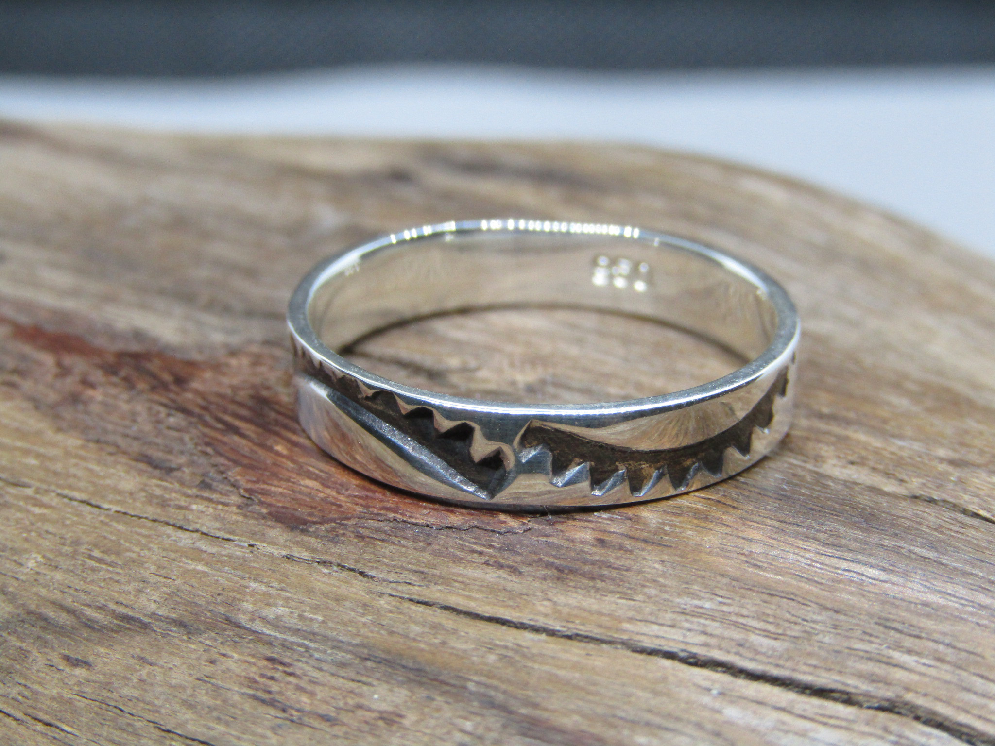 ハンドメイドのシルバーリング　インディアンジュエリー風　スタンプワーク 20号 スタンプワーク インディアンジュエリー シルバー950 リング 指輪