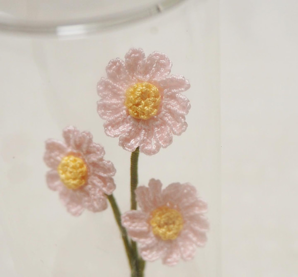 淡いピンクデイジーのガラスボトルフラワー 3枚目の画像