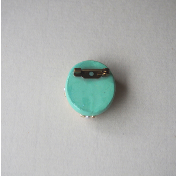 陶土（土類）可愛いブローチの人気通販やす波窯の手作りブローチ『青緑』のご紹介です 4枚目の画像