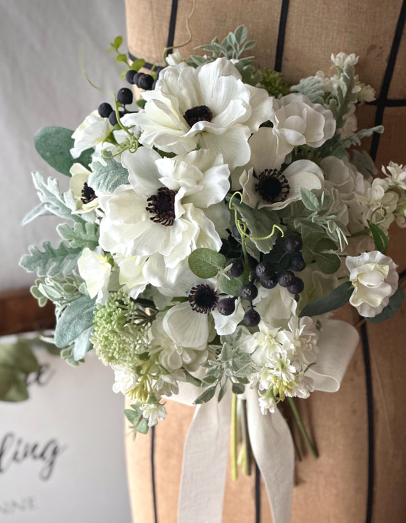 アネモネとたっぷりシルバーリーフのブーケ 