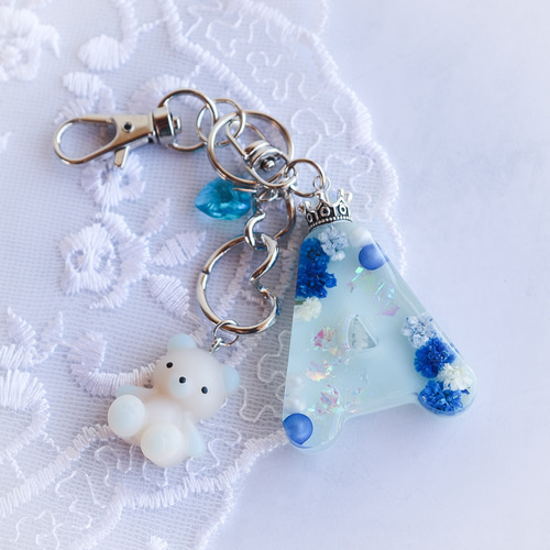 maresesese 　イニシャルキーホルダー　青　ハンドメイド　冬　雪 イニシャルキーホルダー（Lサイズ）| Blue – MIKA NINAGAWA