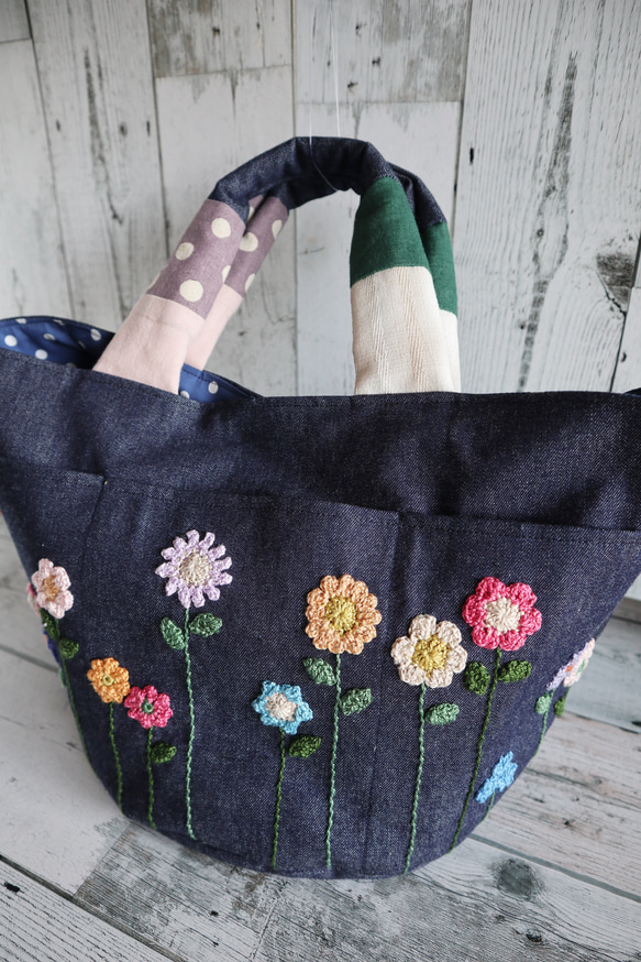モチーフ編みお花の布トートバッグ(デニム） 3枚目の画像