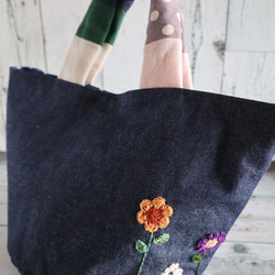 モチーフ編みお花の布トートバッグ(デニム） 7枚目の画像