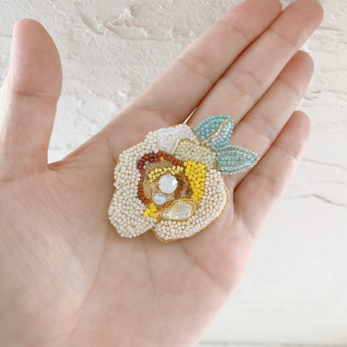 オートクチュールビーズ刺繍ブローチ バラの花(アイボリー オートクチュールビーズ刺繍ブローチ バラの花(アイボリー
