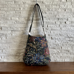 ワンハンドル　ホーボーバッグ  - Embroidered Blooms Noir 2枚目の画像