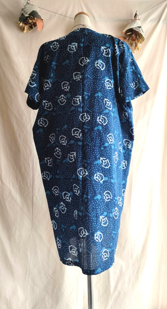 インド綿・ワンピース・チュニック丈・五分袖・花柄・インディゴブルー・送料無料 3枚目の画像