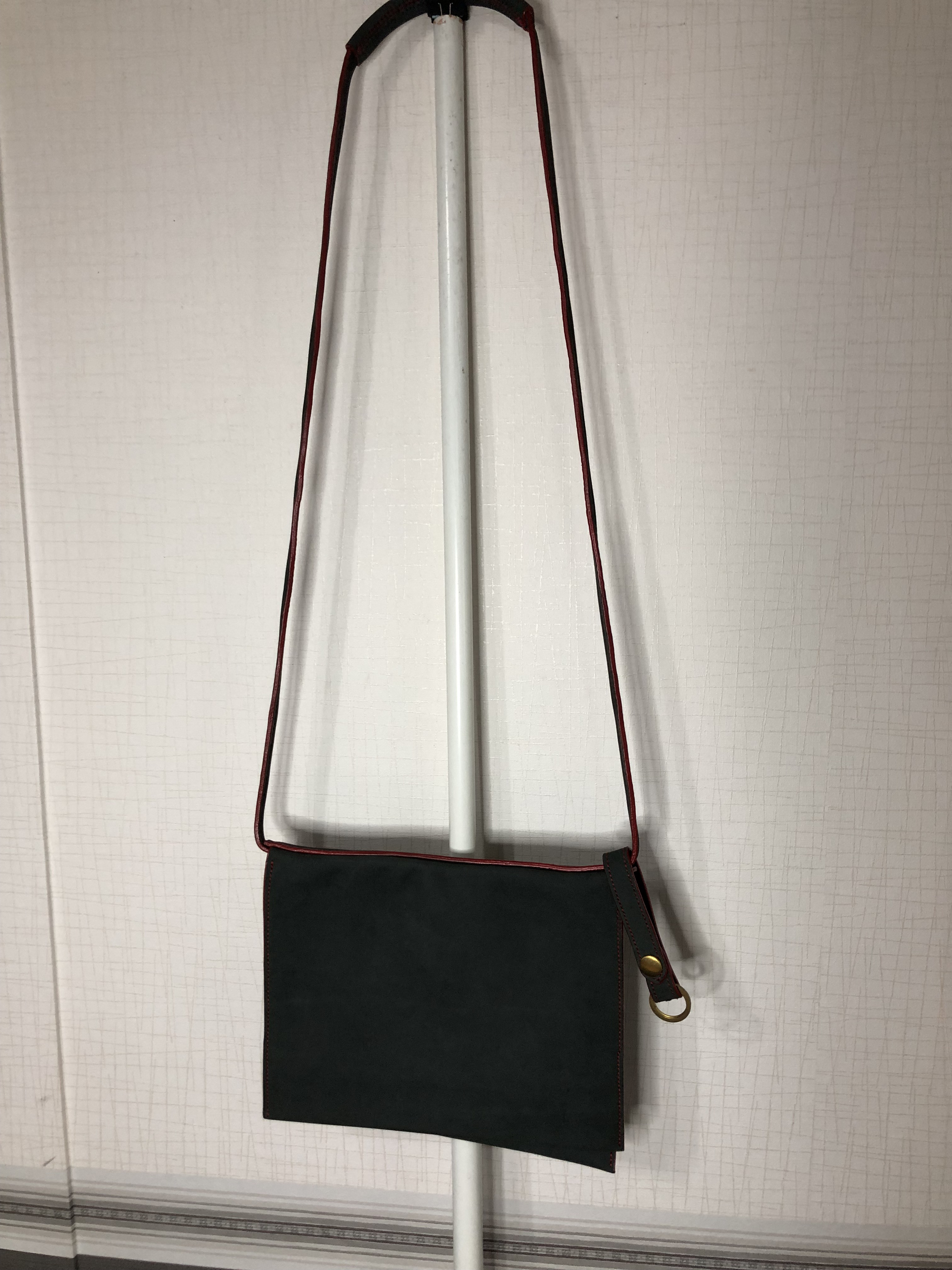 革のサコッシュ