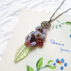 ヴィンテージ・花と葉とてんとう虫のネックレス（ブルー＆ピンク） 1枚目の画像