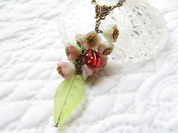 ヴィンテージ・花と葉とてんとう虫のネックレス（ミントグリーン＆オレンジ） 3枚目の画像