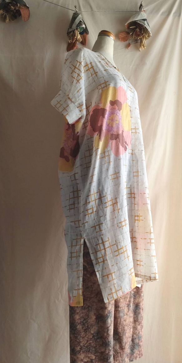 インド綿・ワンピース・チュニック丈・五分袖・大輪の花柄・シアー素材・送料無料 3枚目の画像