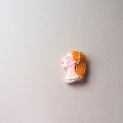 粘土・陶土（土類）ブローチ通販の窯元やす波窯の、大人可愛いブローチ『女優・パール』は石塑粘土のクラフト作品です 2枚目の画像