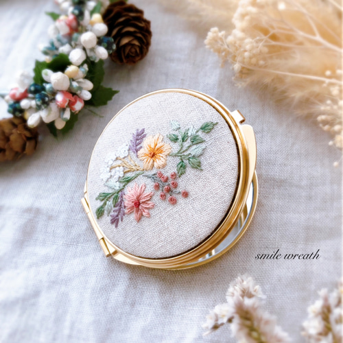 お花刺繡のコンパクトミラー白】お誕生日プレゼントや大切な方への 