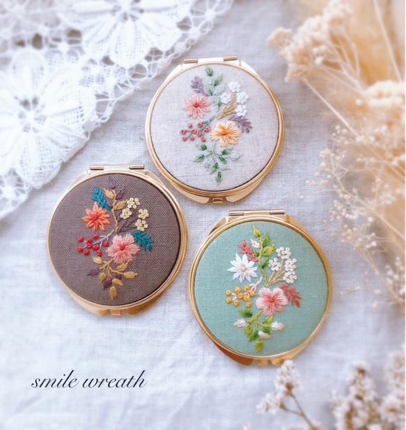 【お花刺繡のコンパクトミラー白】お誕生日プレゼントや大切な方への贈り物に。オイルパステルで描いた手作りのカード付き。 8枚目の画像