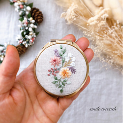 【お花刺繡のコンパクトミラー白】お誕生日プレゼントや大切な方への贈り物に。オイルパステルで描いた手作りのカード付き。 4枚目の画像