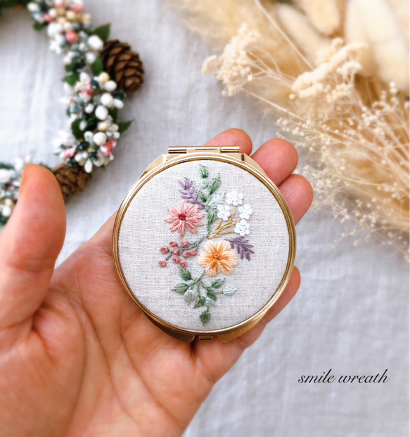 【お花刺繡のコンパクトミラー白】お誕生日プレゼントや大切な方への贈り物に。オイルパステルで描いた手作りのカード付き。 4枚目の画像