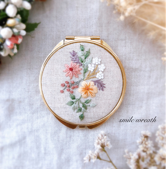 【お花刺繡のコンパクトミラー白】お誕生日プレゼントや大切な方への贈り物に。オイルパステルで描いた手作りのカード付き。 2枚目の画像